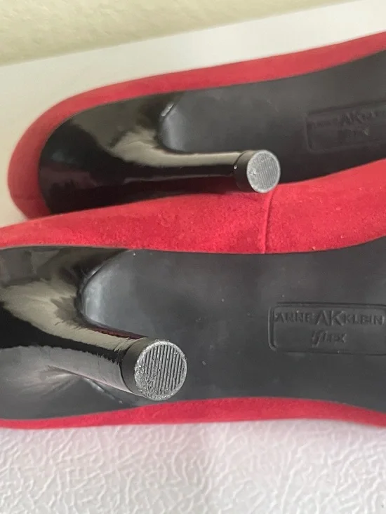 Anne Klein Red Suede
Pointed-Toe Pumps With Floral Decoration. Good Condition. - Picture 7 of 10